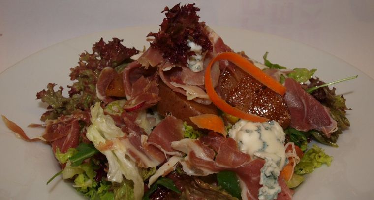 prosciutto šalát s pečenou hruškou a gorgonzolou